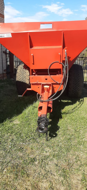 Машина для внесения минеральных удобрений и извести МВУ-6. (с хранения)